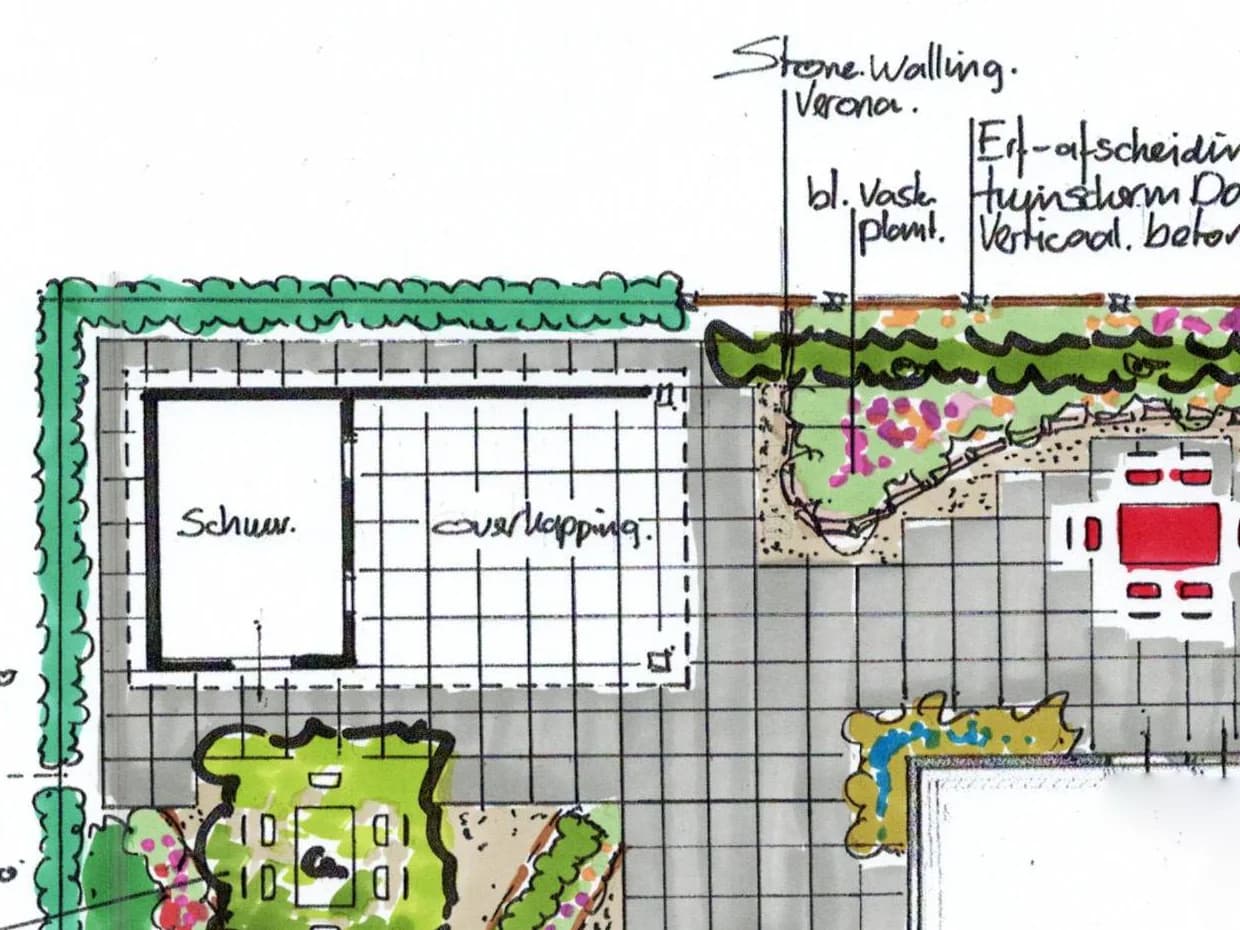Hoek van een met de hand getekend en ingekleurd tuinplan: een overkapping met een schuur ernaast op een tegelterras, met een haag eromheen en een border erlangs